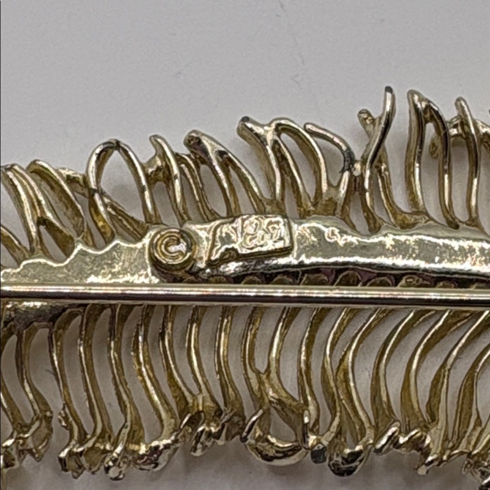 Coro Gold Feather Plume Brooch Fountain Pen Feather Elegant Fancy Brooch - Picture 4 of 5
